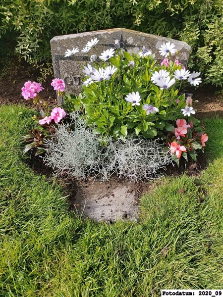 Grave number: 1 N   414-415