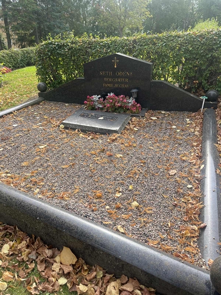 Grave number: 1 1 R   169