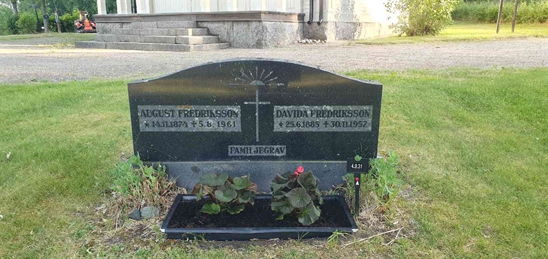 Grave number: 4 9    31