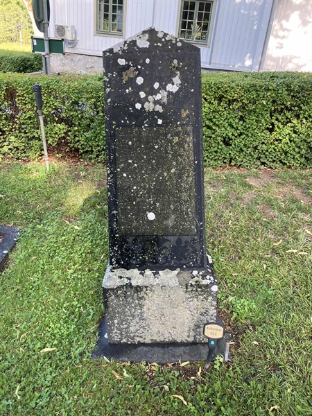 Grave number: 1 03     8