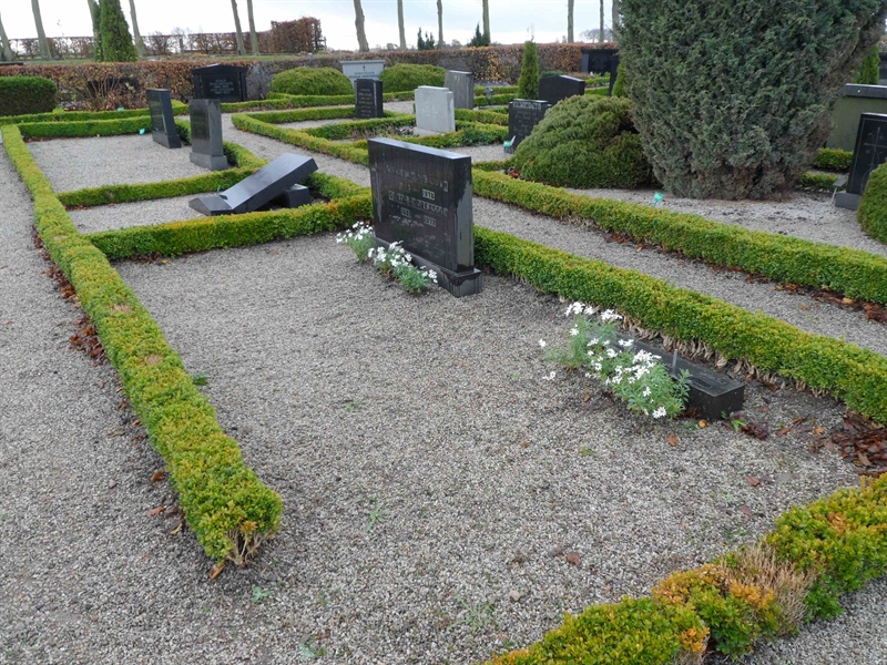 Grave number: ÖTN NMK4    16, 17, 18, 19