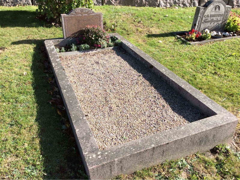 Grave number: F 04    39