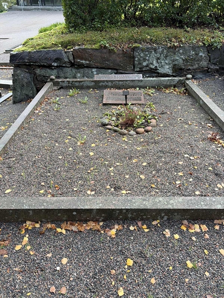 Grave number: 1 18    12-13