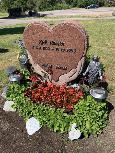 Grave number: R 03    27, 28