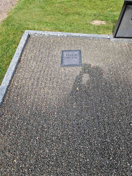 Grave number: 05 R   34