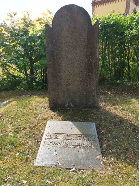 Grave number: SÖ 02    42
