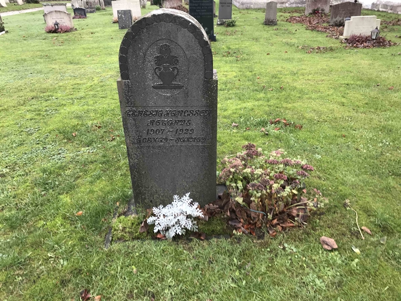 Grave number: L B    11