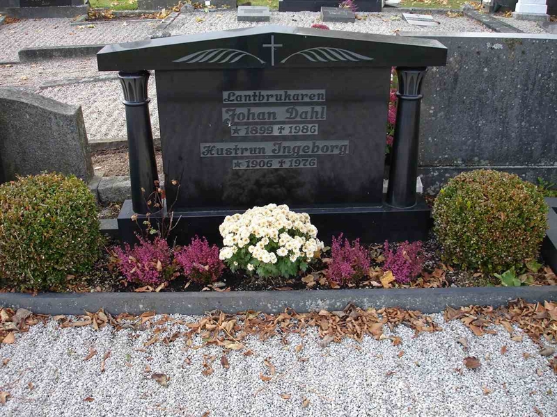 Grave number: FG E    21, 22