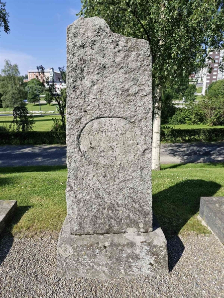 Hautatunnus: 1 VÄSTR 8B