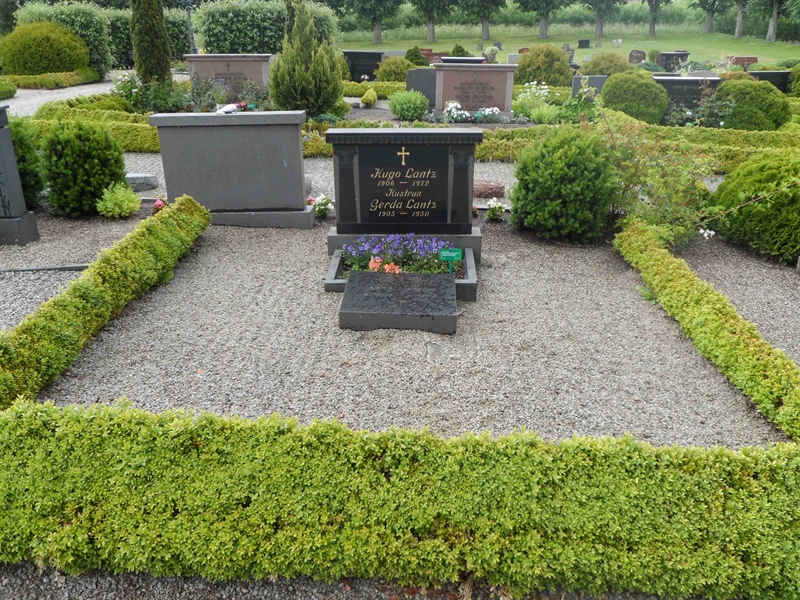Grave number: ÖV H    31, 32