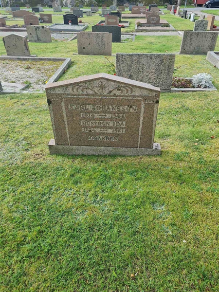 Grave number: F 04   119, 120