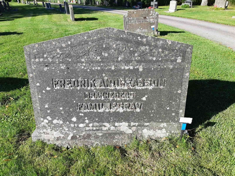 Grave number: Fr 7   811-813